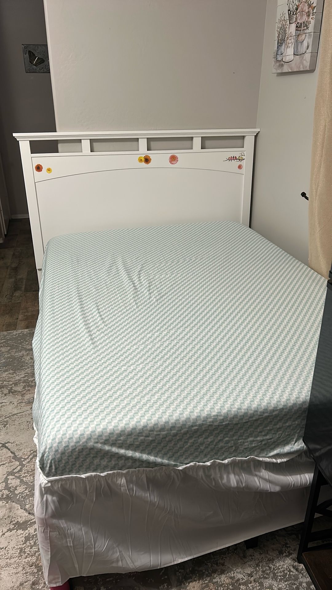 Full Size Bed. Complete with Headboard, Metal Frame Bed and Mattress. EXCELLENT CONDITION. 