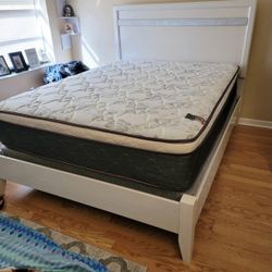 NEW Queen-Size PILLOW TOP MATTRESS and BOX SPRING. Bed frame not included 👍