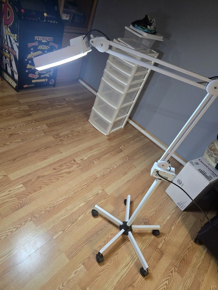 Esthetician Magnifier Lamp