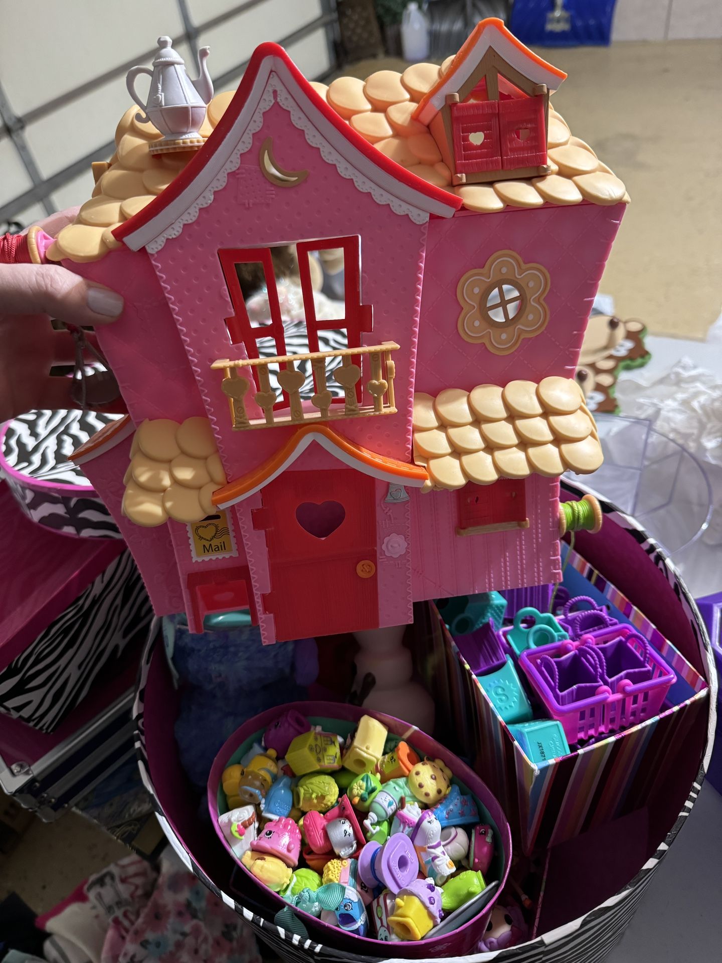 Shopkins House & Many Figurines