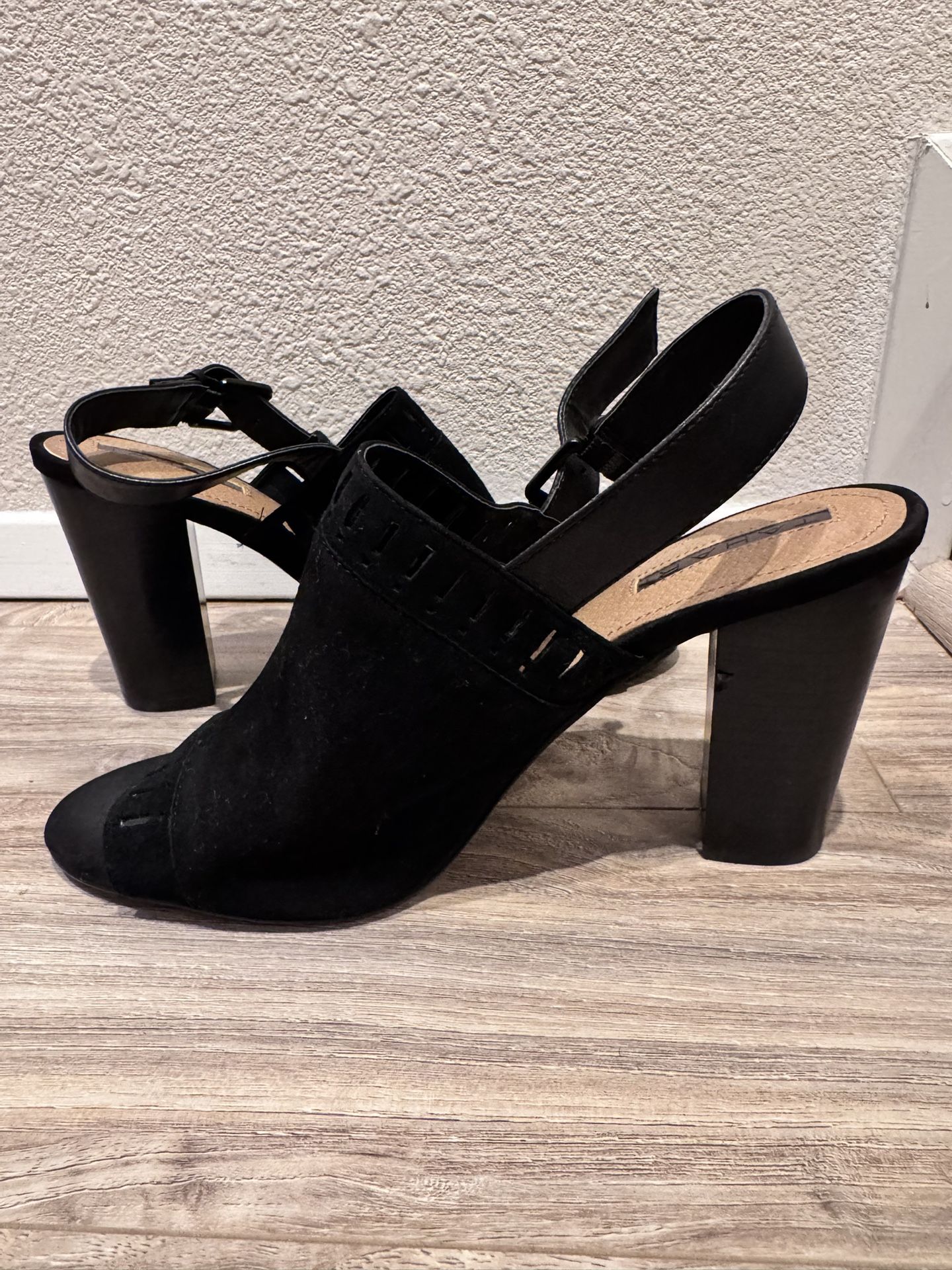 Tahari Maya Black Suede Open-Toed Heels sz 8.5M