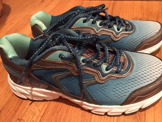 FILA women tennis shoes - size 8