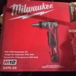 Milwaukee PEX expander kit--- Battery included!---