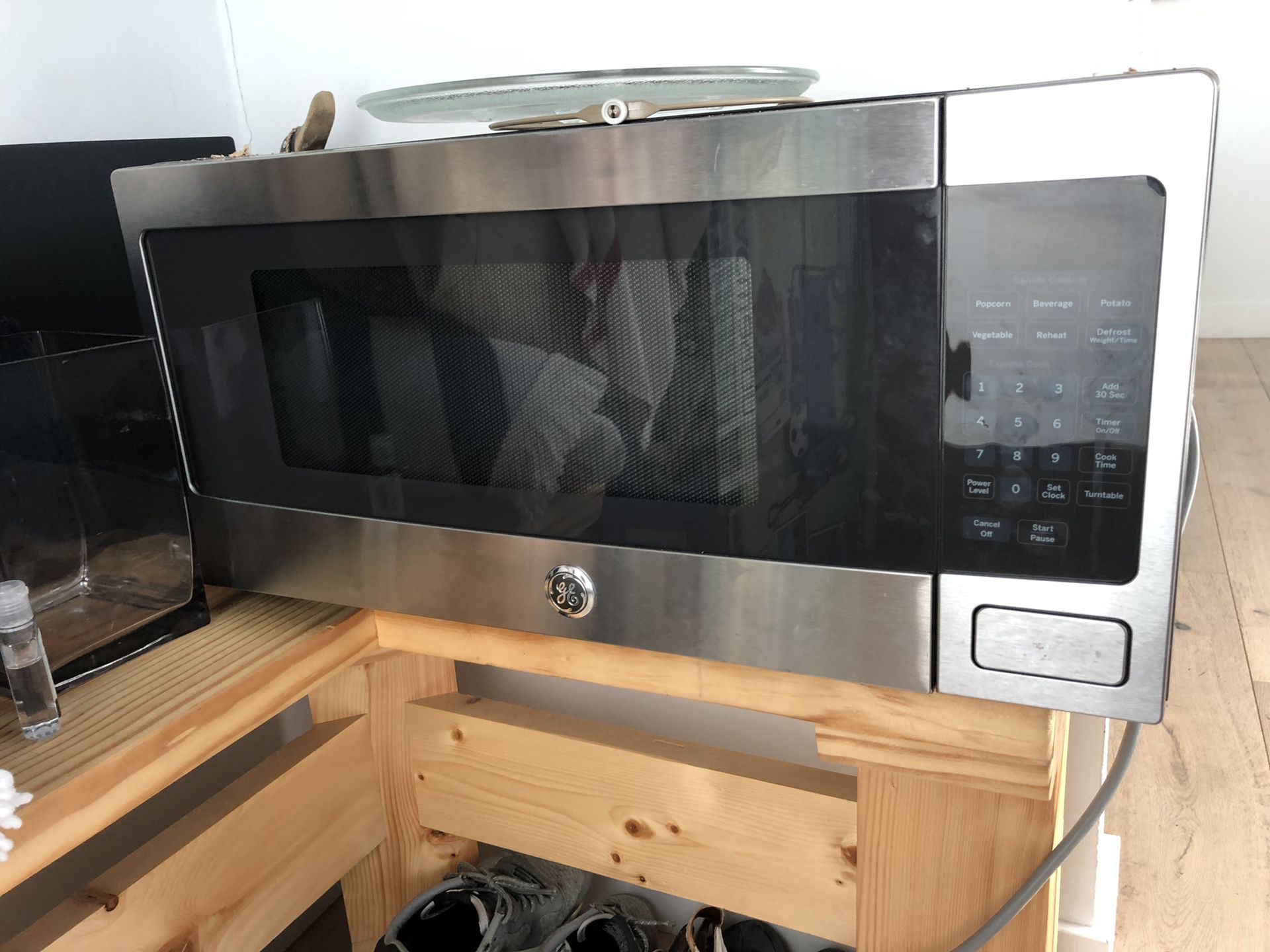GE Microwave - Jan 2018 model Orig. $399