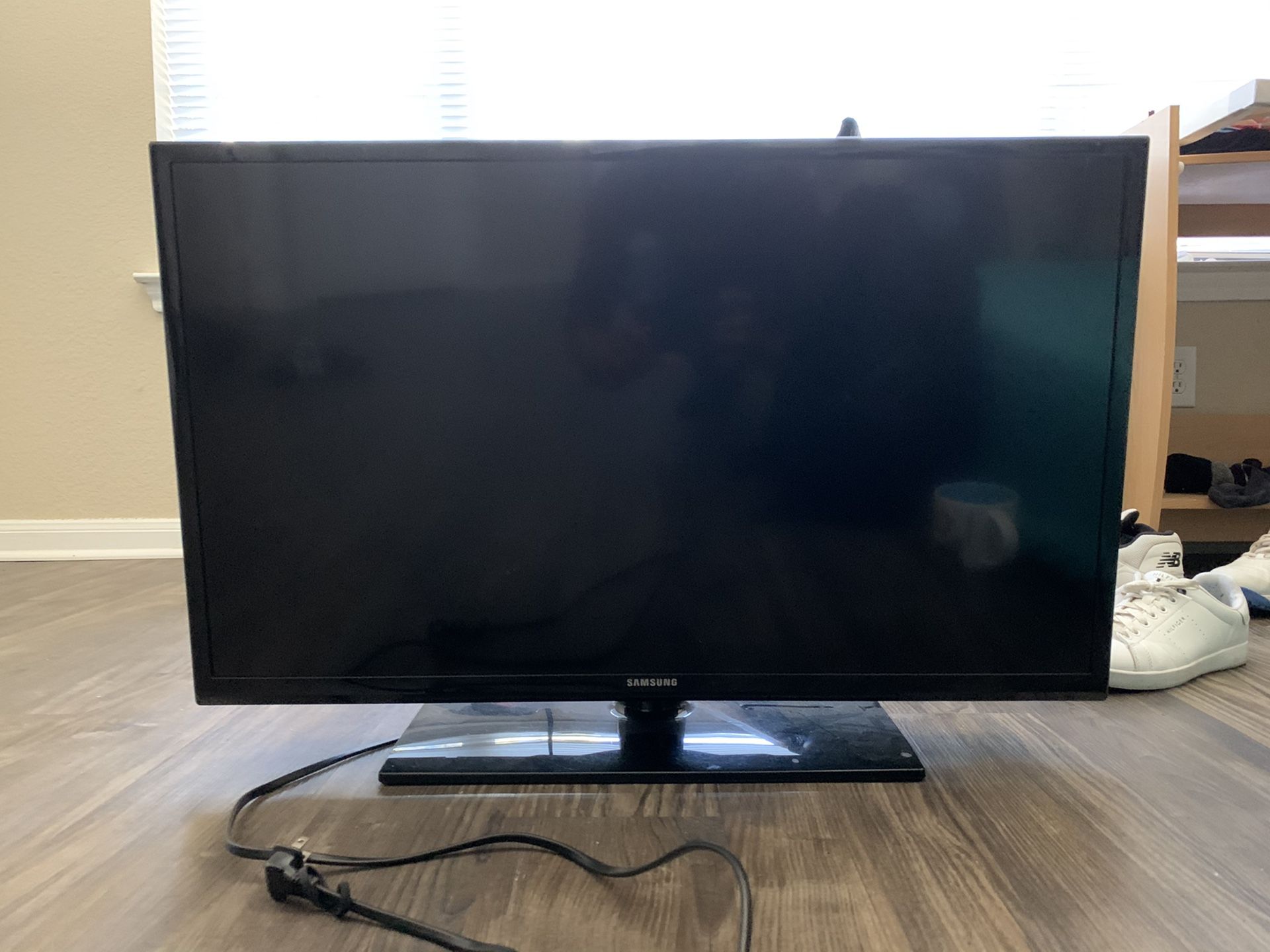 Samsung 32 inch TV $50 ** No Remote**