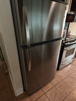Kenmore stainless steel refrigerator w/ice maker.