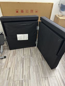 Futon Like New Legs Are In The Hide A Pocket 