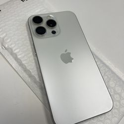 iPhone 13 Pro Max Unlocked 128Gb Silver $650 Headphones And Charger For Free !!!! 