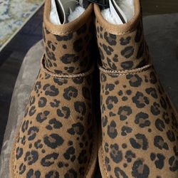 Women’s Fur Lined Leopard Boots Size 6