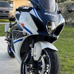 2023 Suzuki GSXR-1000 - pearl white 