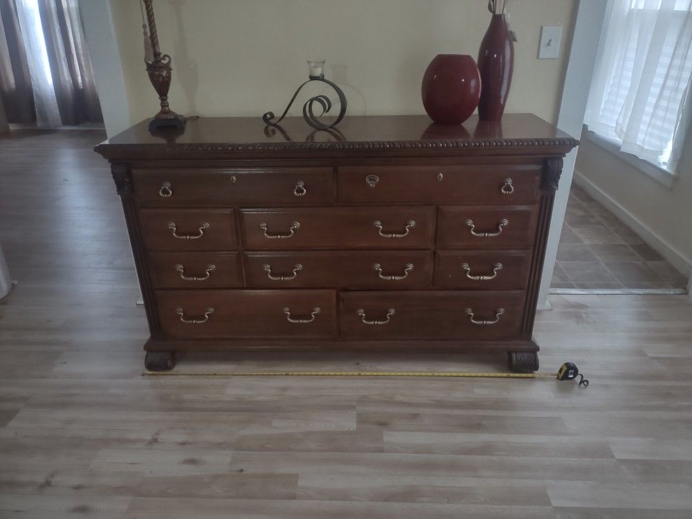 Dresser