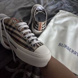 Burberry Shoes Size 6 