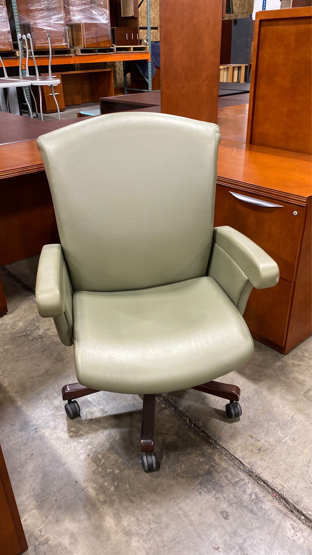 Glove soft leather executive chair