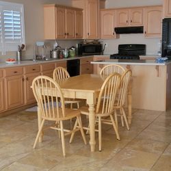 Kitchen Table  With 6 Chairs  In Excellent Condition 