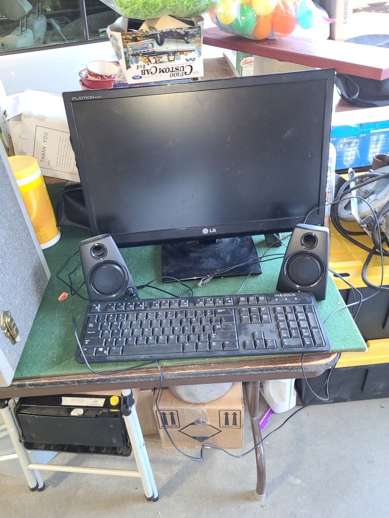 FLAT MONITOR W/ KEY BOARD & SPEAKERS