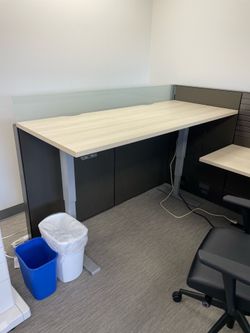 Electric standing desk