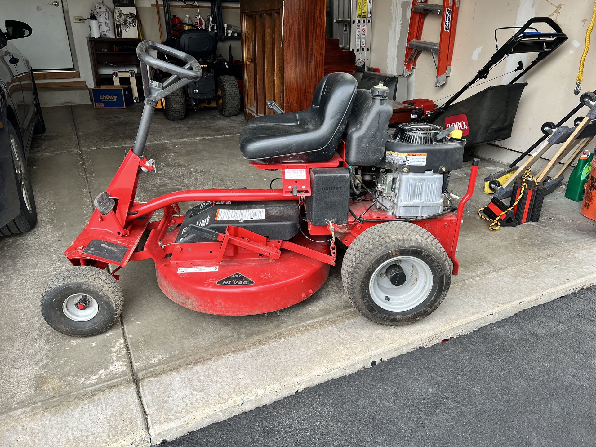 Snapper 28” Hi-Vac Riding Mower – 12.5 HP Briggs & Stratton – Recently Serviced