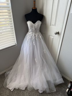 Wedding dress | strapless dress with tulle skirt and appliqués
