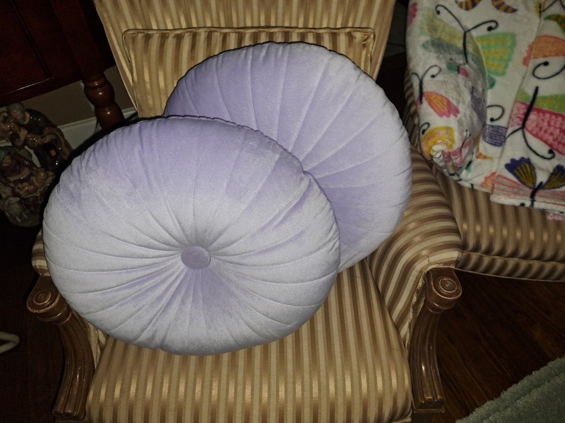 , 2 Round Throw Pillows