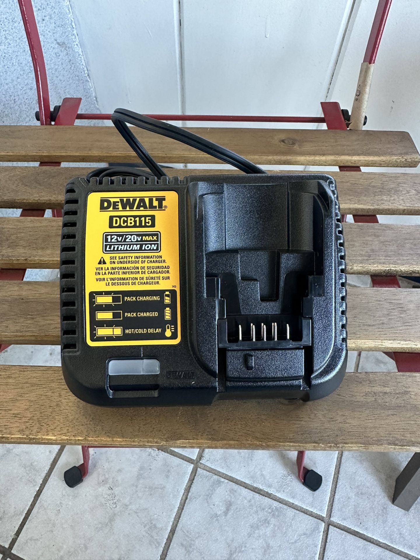 DeWALT BATTERY CHARGER NEW