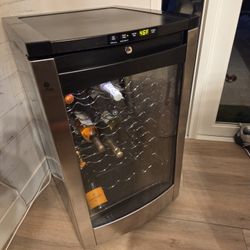GE Wine Cooler w White, Red Or Custom Temp