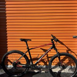 27.5 Mountain Bike  Giant Talon 3 size Large in good condition, new chain and adjustment