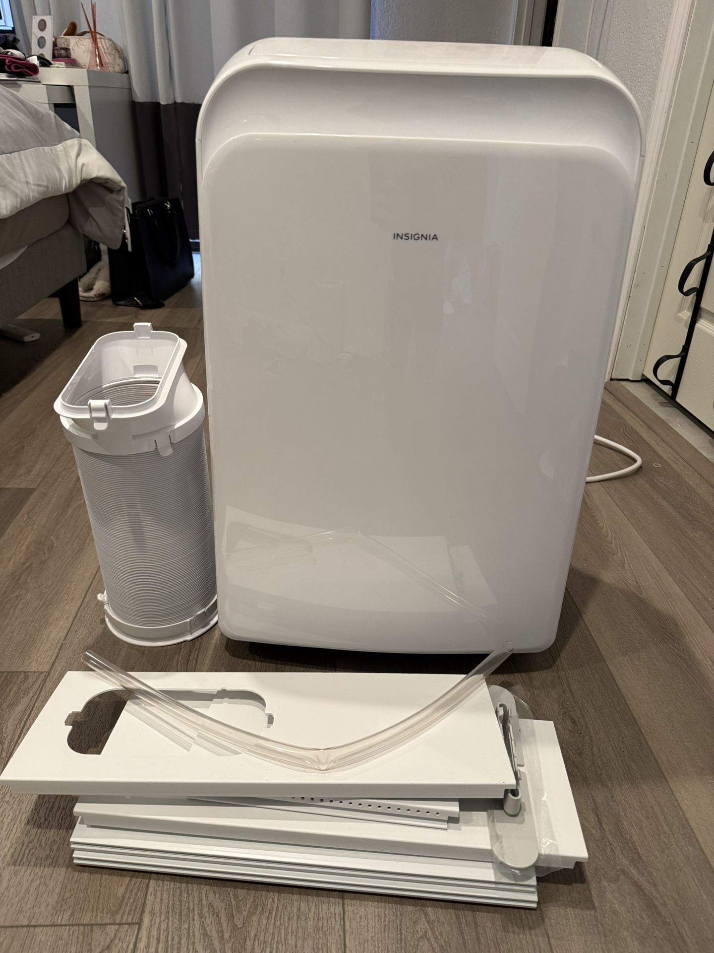 Insignia - Portable Air Conditioner - White (250 Sq Ft) 