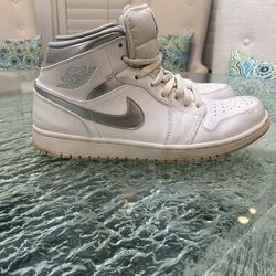 Jordan 1 Retro Mid “Pure Money”