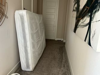 Queen Mattress, Clean, No Stains / Bed Bugs
