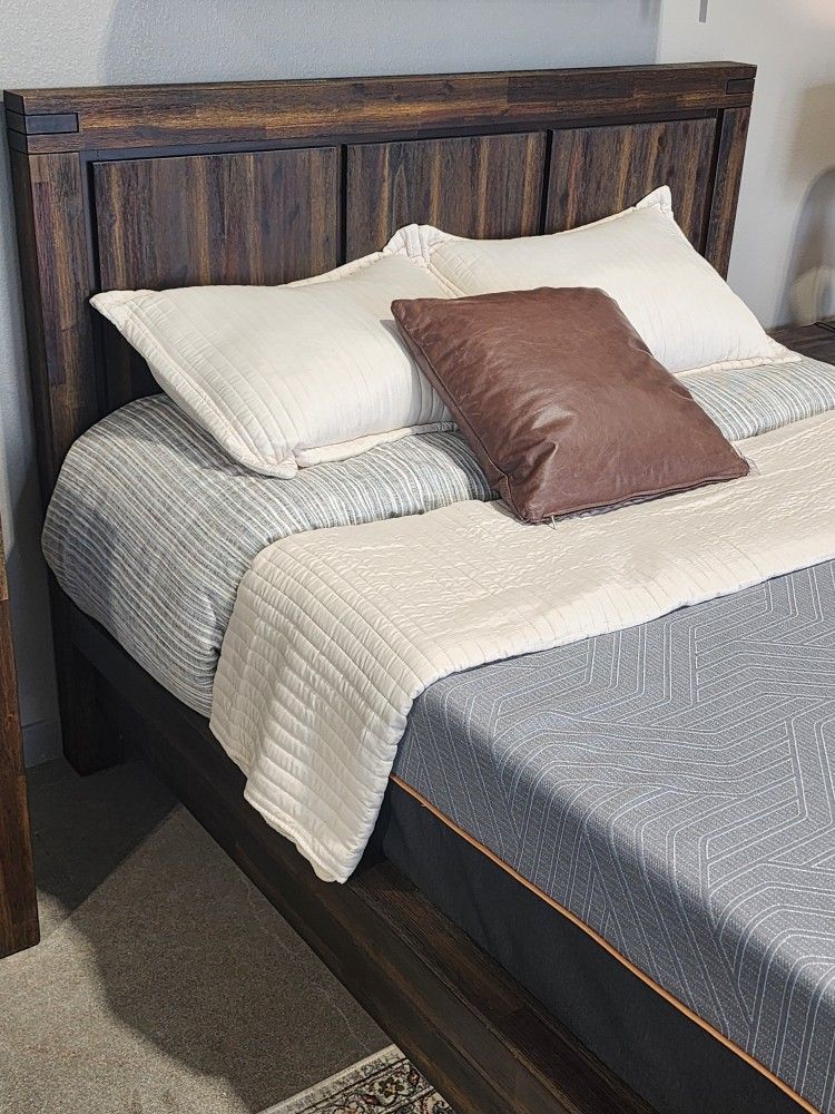 Meadow King size bed, Dresser & Mirror and Nightstand + 2 new mattress boxes