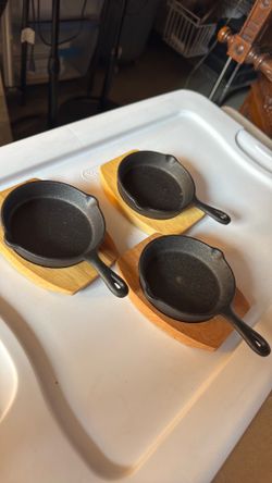 Navaris Mini Cast Iron Skillet Set (3-Piece) with Wooden Bases