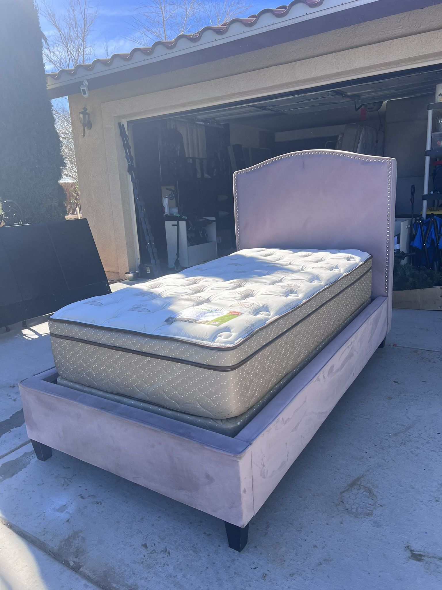 Twin Bed W/ Quality Mattress & Boxspring! for Sale in Hesperia, CA