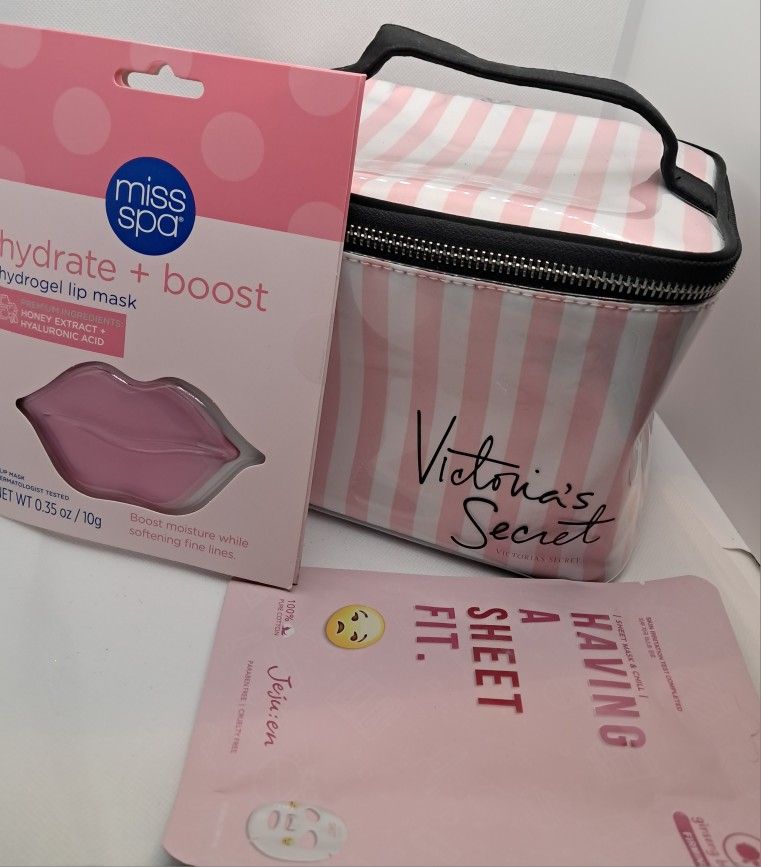 New Victoria Secret Makeup Bag w/Bonus gifts!