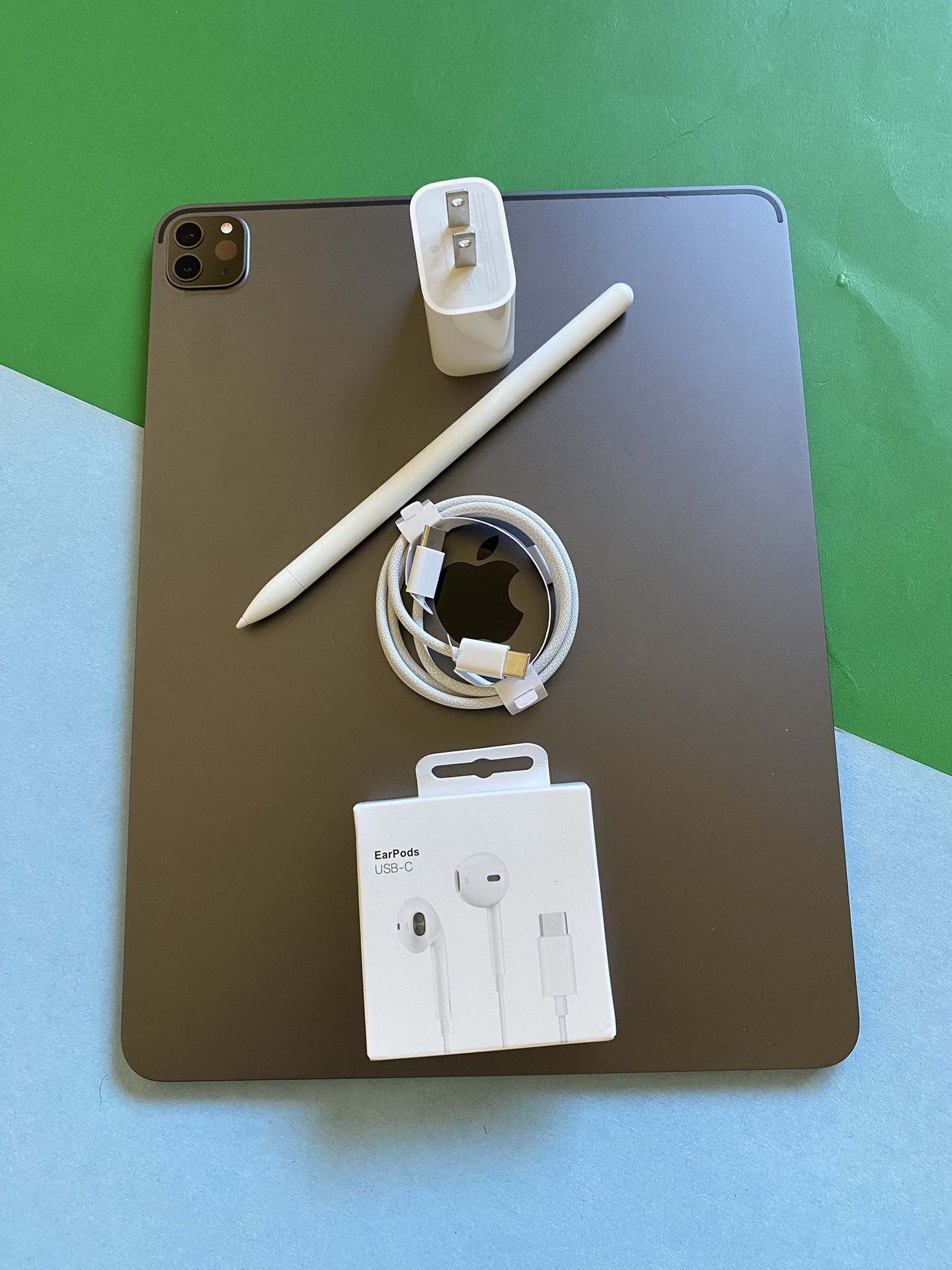 Apple IPad Pro 12.9” 6th Generation (M2 chip / Liquid XDR display/ 2022 ) 128GB with keyboard, pen & Accessories (1TB $1099)