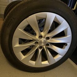 Tesla wheels and tires