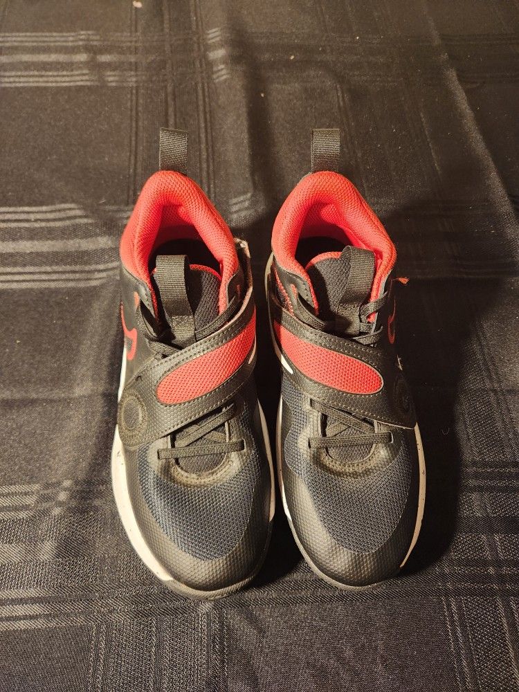 NIKE HUSTLE D11 BASKETBALL SHOES SIZE 5Y