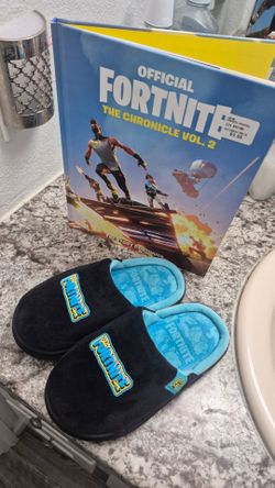 Kids Fortnite slippers & Book