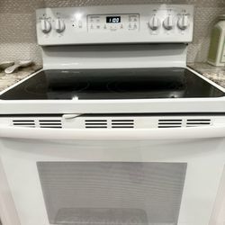 Ge Electric Range  With Oven For Sale Due To Kitchen Remodel