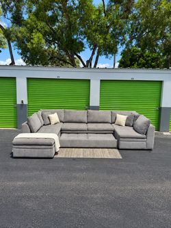 Big Sleeper Sectional Couch Sofa - Cindy Crawford - Rooms To Go - Trundle Pullout Bed