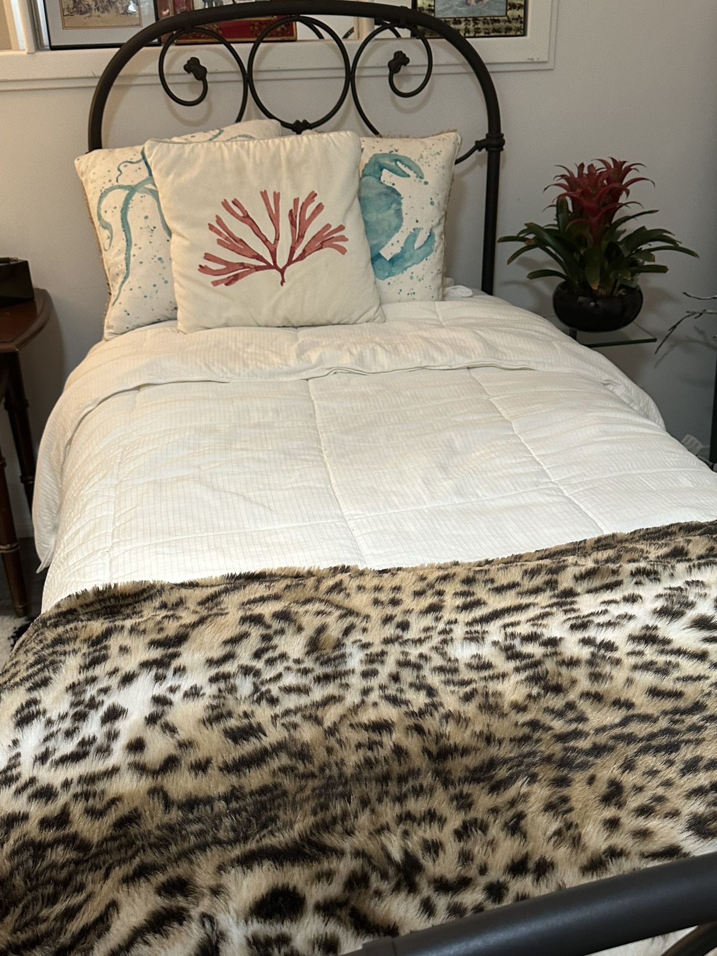 Twin Bed Inclusive Frame, Mattress, Sheets, Comforter 