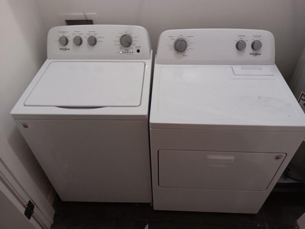 White Whirlpool Washer & Dryer Set – Reliable Performance & Modern Design!