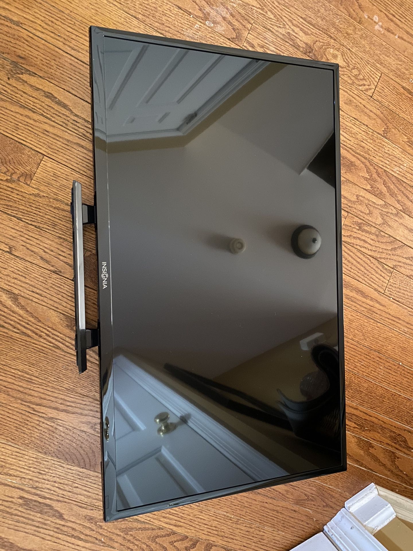 33” LCD Color Insignia TV