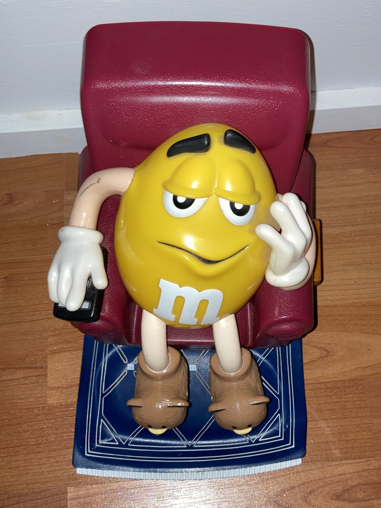 Vintage 1999 M&M Collectable Candy er Yellow Peanut M&M In Recliner