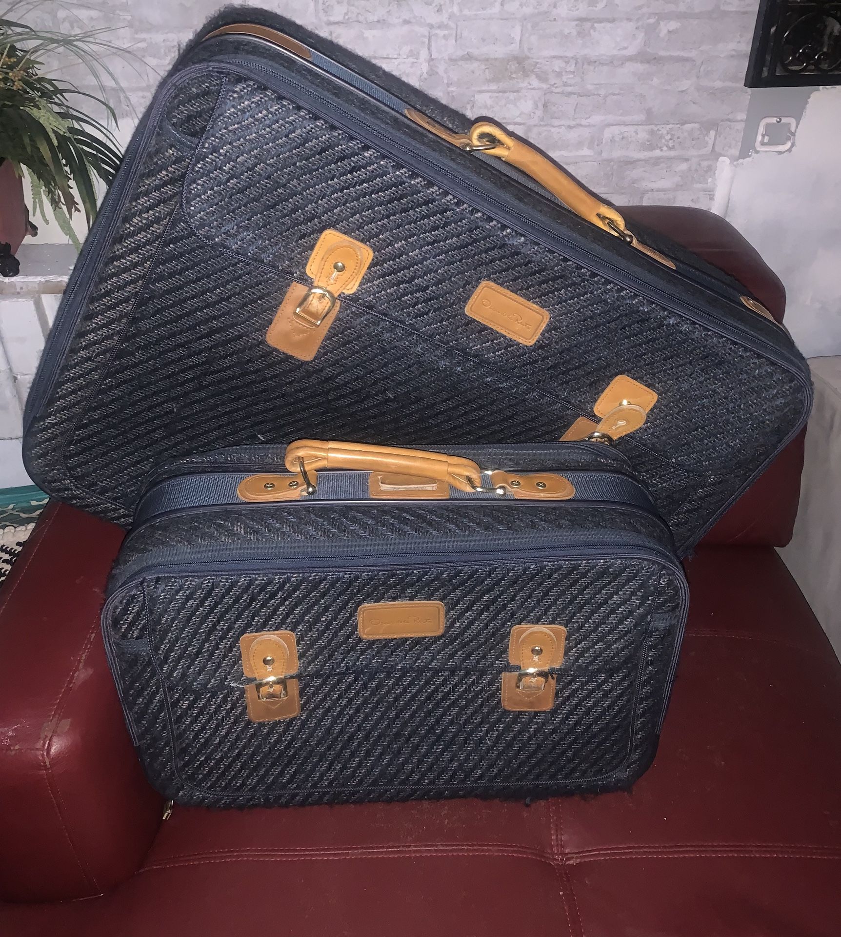 Oscar De Larenta 2 Piece Luggage Set
