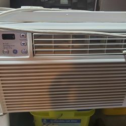 G.E. 8000 BTU A/C UNIT STRONG COLD AIR CLEAN QUIET EFFICIENT UNIT CAN COOL A LARGER AREA WORKS GREAT 