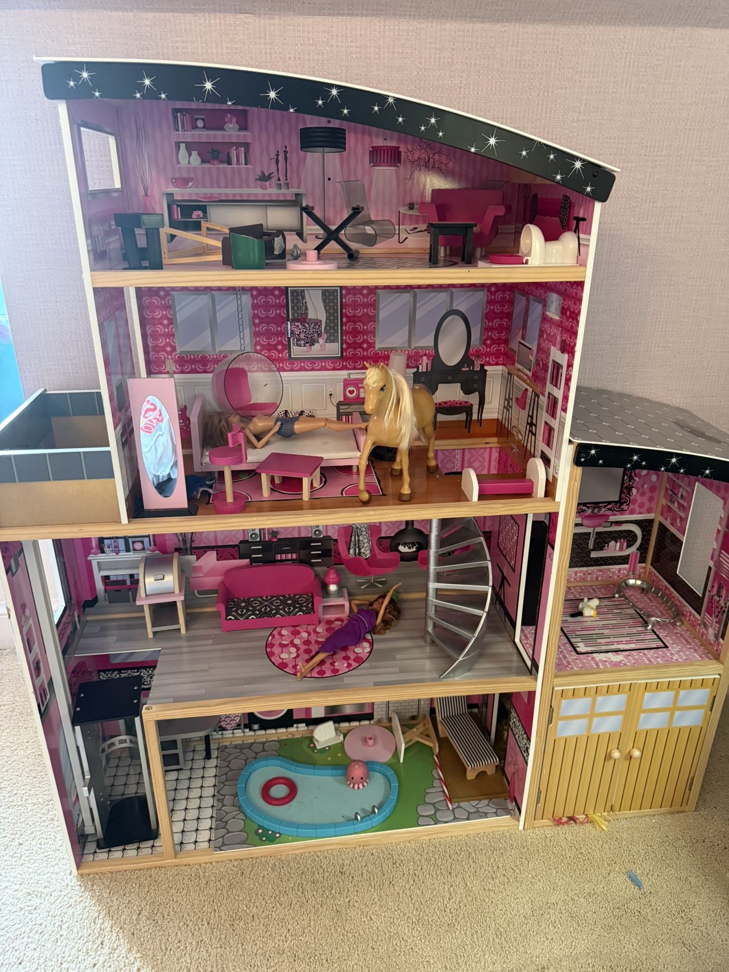 Muskrat Doll House +accessories/barbies