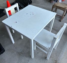 Toddler craft table and 2 chairs