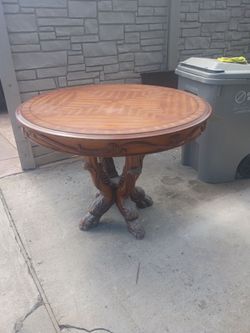 Table good conditions 4 chairs