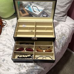 Glasses Storage 