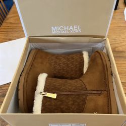 New Child’s Micheal Kors White Faux Fur /Chestnut Suede Boots Size 13
